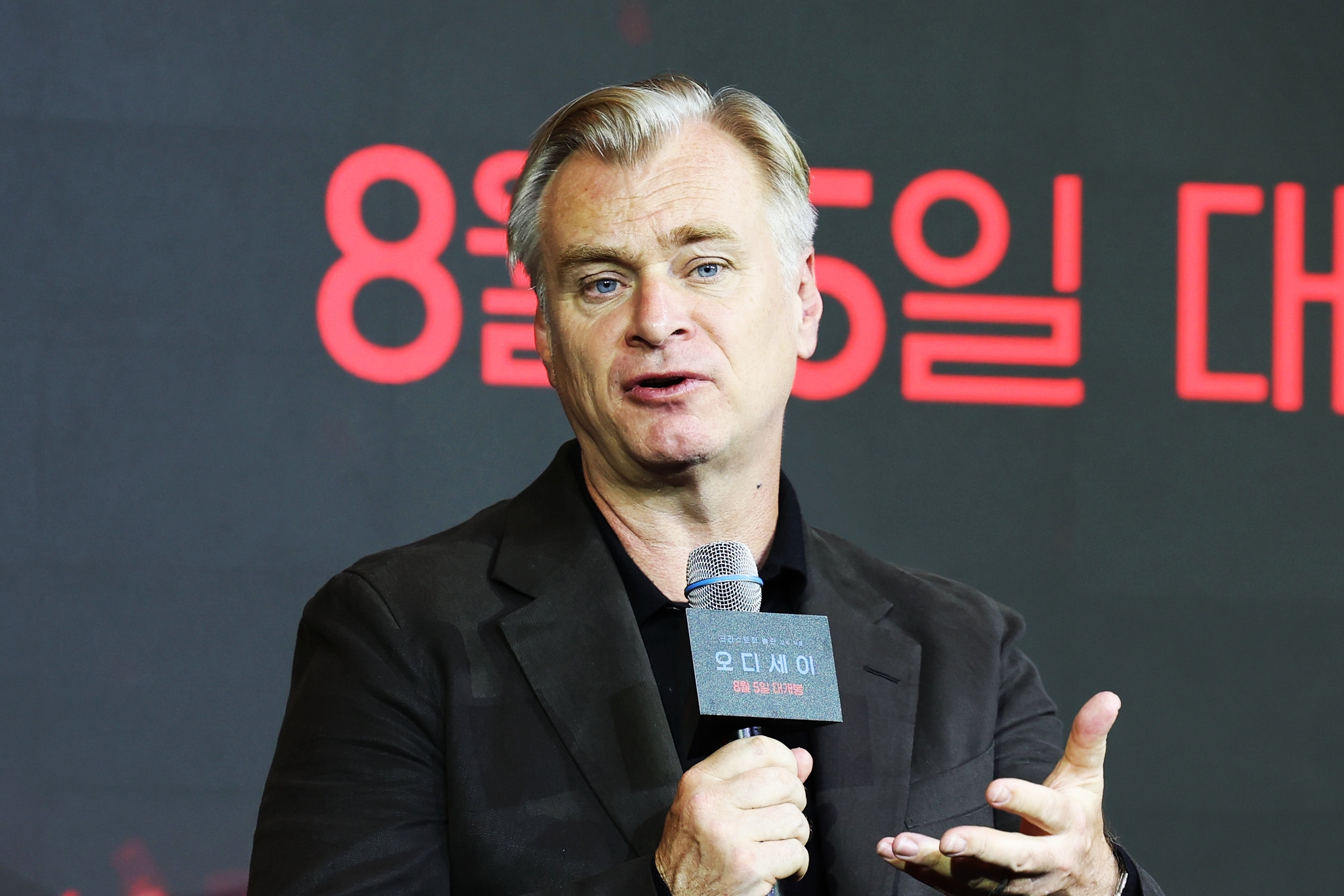 El director Christopher Nolan, en su primera visita a Corea, responde a las preguntas de la prensa local, durante la rueda de prensa de la película 'La Odisea', celebrada el 3 de agosto, en el hotel Four Seasons, en el distrito de Jongno-gu, en Seúl. | Park Daejin
