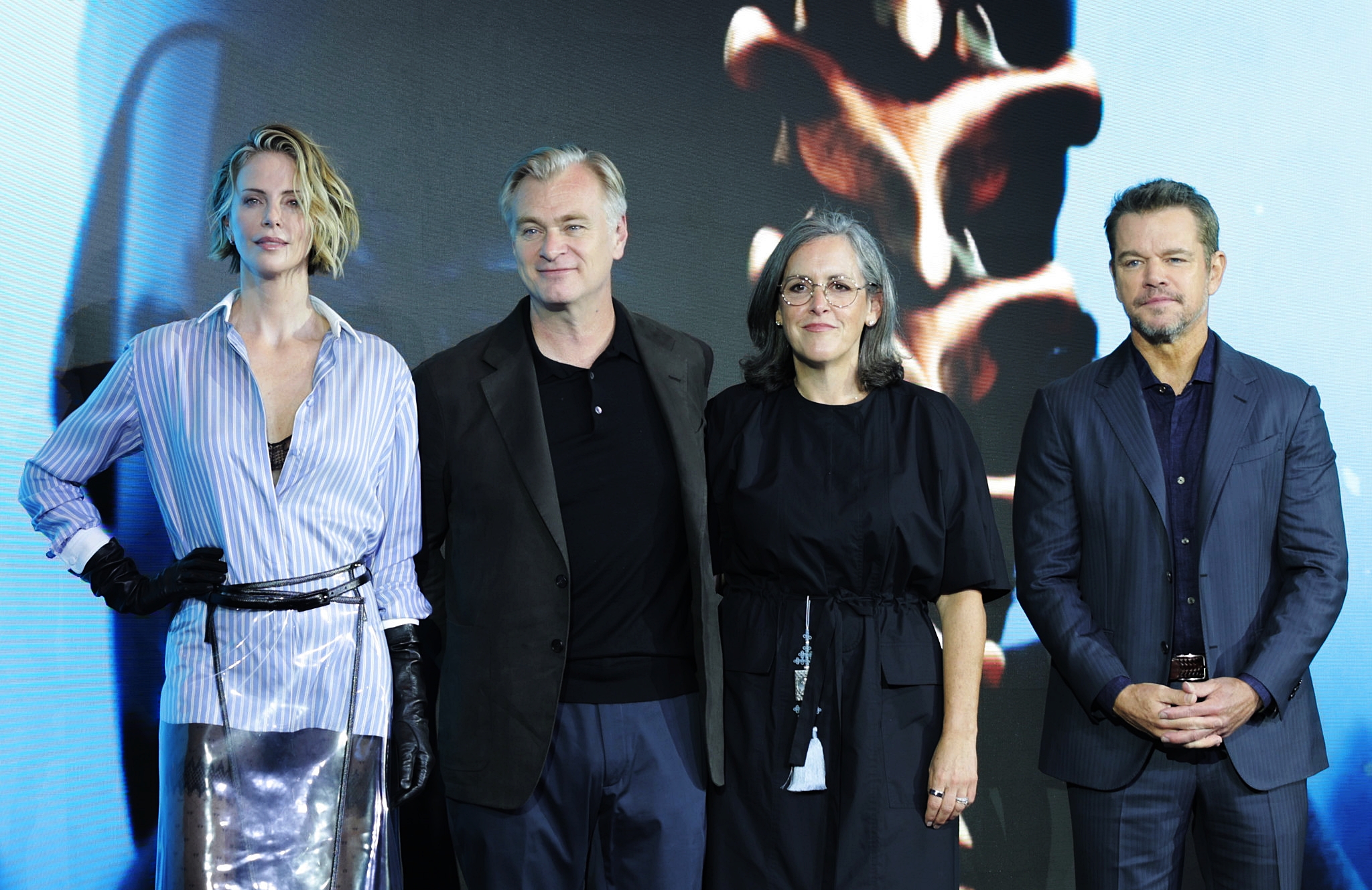 El director Christopher Nolan y el elenco principal de la película 'La Odisea', se toman una foto conmemorativa, durante la rueda de prensa de la película 'La Odisea', celebrada el 3 de agosto, en el hotel Four Seasons, en el distrito de Jongno-gu, en Seúl. De izquierda a derecha: la actriz Charlize Theron, el director Christopher Nolan, la productora Emma Thomas y el actor Matt Damon | Park Daejin
