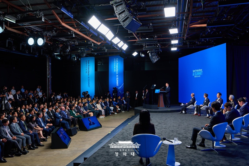 El presidente Lee Jae Myung presenta la 'Declaraci&oacute;n de San Francisco sobre la inteligencia artificial (IA)' durante la Cumbre de IA, celebrada el 24 de julio (hora local) en San Francisco, EE. UU. Ese d&iacute;a, el mandatario present&oacute; su visi&oacute;n para convertir a Corea en un nodo indispensable y un centro de conexi&oacute;n central en las cadenas de suministro globales de IA. Adem&aacute;s, junto con los representantes de las empresas nacionales e internacionales l&iacute;deres en el sector, se presentaron los tres megaproyectos de IA. A partir de una cooperaci&oacute;n en semiconductores valorada en 950.000 millones de d&oacute;lares, el Gobierno coreano planea impulsar de forma integral la colaboraci&oacute;n en centros de datos de IA y en el &aacute;mbito de la IA f&iacute;sica.