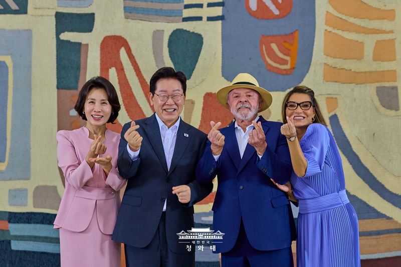 El presidente Lee Jae Myung (segundo desde la izda.) y la primera dama Kim Hea Kyung (primera desde la izda.) posan haciendo un coraz&oacute;n con los dedos junto al presidente brasile&ntilde;o, Luiz In&aacute;cio Lula da Silva (tercero desde la izda.), y la primera dama Ros&acirc;ngela da Silva, durante la recepci&oacute;n de bienvenida celebrada el 27 de julio (hora local) en el Palacio de Itamaraty, en Brasilia. Ese mismo d&iacute;a, el mandatario coreano mantuvo una cumbre con su hom&oacute;logo, en la que acordaron reforzar sustancialmente la cooperaci&oacute;n en las cadenas de suministro, la industria de defensa, el sector aeroespacial y las tecnolog&iacute;as avanzadas. En este reencuentro, celebrado cinco meses despu&eacute;s de su &uacute;ltima reuni&oacute;n en febrero, ambos mandatarios firmaron siete memorandos de entendimiento (MOU, por sus siglas en ingl&eacute;s) y una declaraci&oacute;n conjunta. Asimismo, las dos naciones declararon el a&ntilde;o 2026 como el punto de partida para dar un salto cualitativo en su 'Asociaci&oacute;n Estrat&eacute;gica', concretando proyectos de cooperaci&oacute;n mutuamente beneficiosos, especialmente en las cadenas de suministro de minerales cr&iacute;ticos.