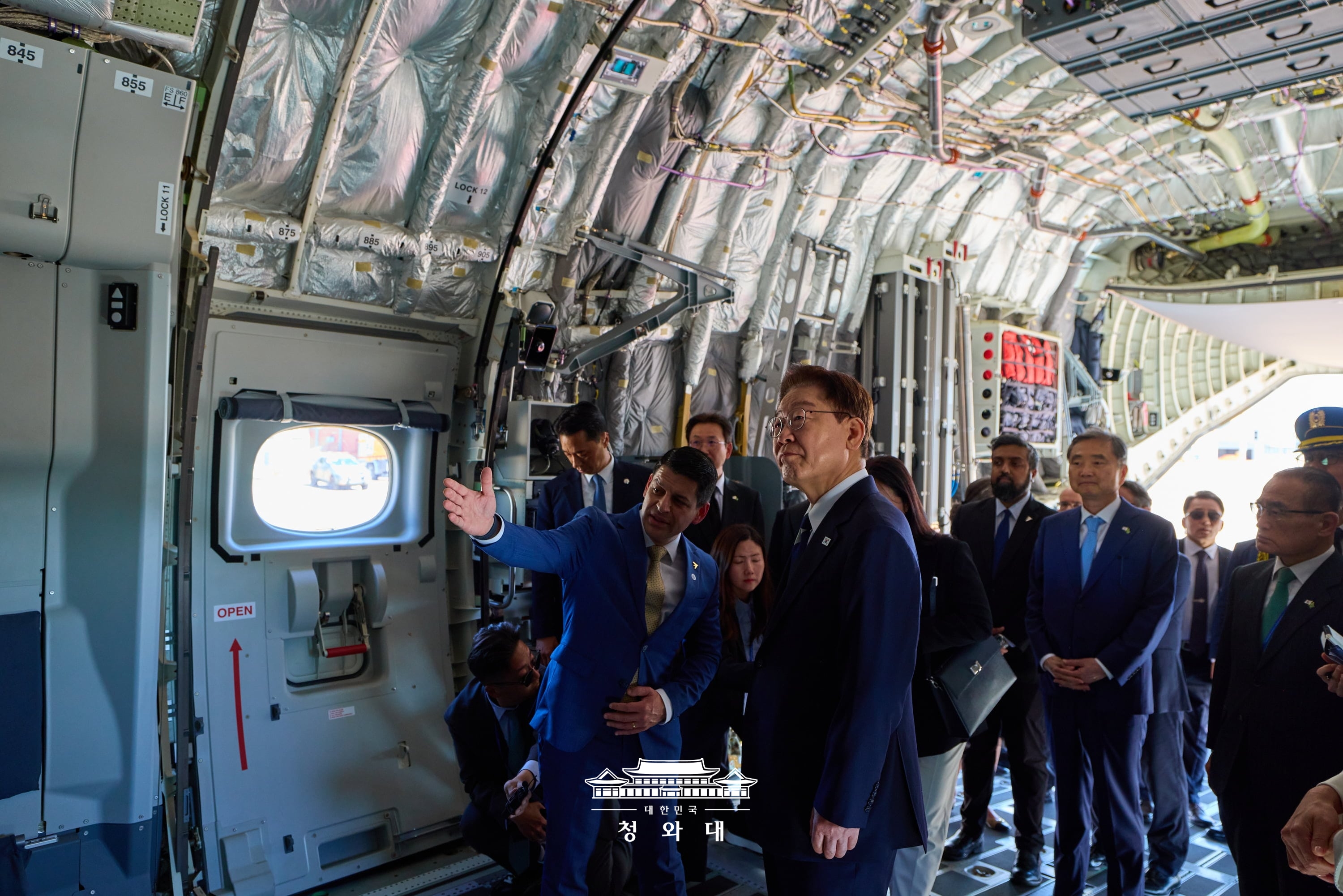 Durante su visita de Estado a Brasil, el presidente Lee Jae Myung (dcha.) inspecciona un avi&oacute;n de transporte Embraer C-390 de la Fuerza A&eacute;rea coreana en la Base A&eacute;rea de Brasilia, el 26 de julio (hora local). Ese d&iacute;a, el mandatario revis&oacute; las especificaciones t&eacute;cnicas y el estado de operatividad de la aeronave, al tiempo que destac&oacute; la importancia de la cooperaci&oacute;n bilateral tanto en la industria de defensa como en la aeroespacial.