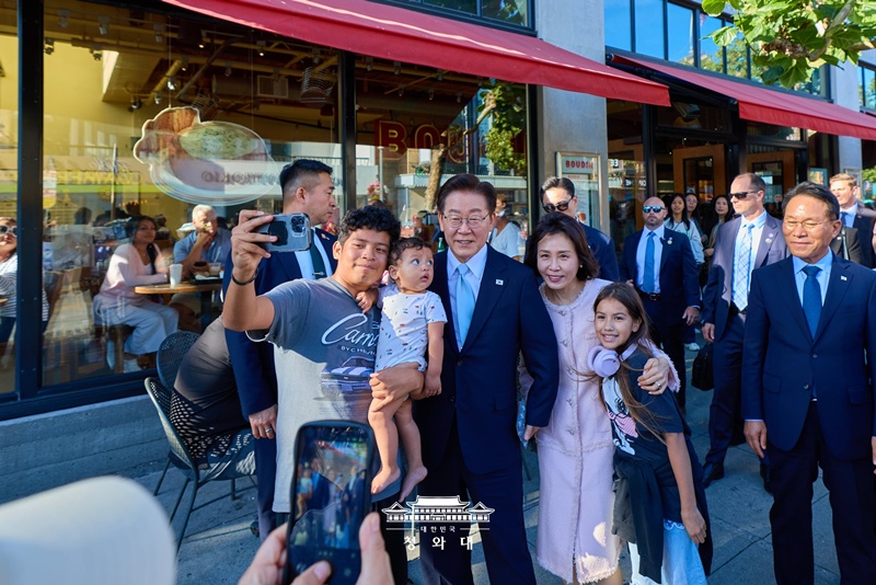 El presidente coreano Lee Jae Myung (tercero desde la izda.) y la primera dama Kim Hea Kyung (cuarta desde la izda.), se toman una foto con unos transe&uacute;ntes, mientras recorr&iacute;an el emblem&aacute;tico Pier 39 de San Francisco, EE. UU., el 25 de julio (hora local). La agenda en San Francisco qued&oacute; registrada como una gira que logr&oacute; combinar 'resultados tangibles' y 'cercan&iacute;a', no solo por los importantes logros en inversi&oacute;n y cooperaci&oacute;n tecnol&oacute;gica alcanzados en la Cumbre de IA, sino tambi&eacute;n por los momentos de interacci&oacute;n espont&aacute;nea y cercana con los ciudadanos en las calles.
