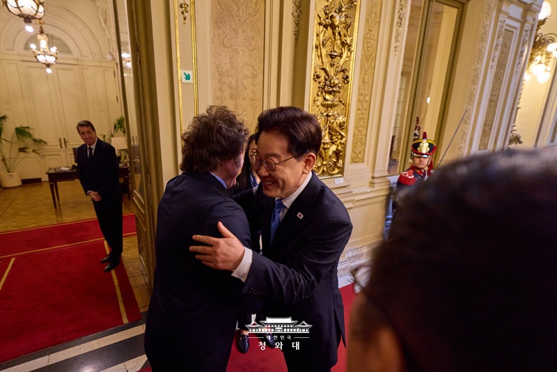 El presidente Lee Jae Myung (dcha.) y su hom&oacute;logo argentino, Javier Milei, se abrazan c&aacute;lidamente durante la ceremonia de bienvenida, celebrada el 31 de julio (hora local) en la Casa Rosada, en Buenos Aires. A partir de la importaci&oacute;n de petr&oacute;leo crudo, ambas naciones acordaron ampliar sus cadenas de suministro energ&eacute;tico y reforzar sustancialmente la cooperaci&oacute;n en las cadenas de suministro de minerales cr&iacute;ticos como el litio. En particular, concretaron el Convenio para Evitar la Doble Imposici&oacute;n con el fin de reducir la carga fiscal de las empresas coreanas en dicho pa&iacute;s, al tiempo que prev&eacute;n reanudar las negociaciones del Acuerdo Comercial entre Corea y el Mercado Com&uacute;n del Sur (MERCOSUR) para generar resultados tangibles en los sectores de comercio, inversi&oacute;n, inteligencia artificial (IA) e industria de defensa.