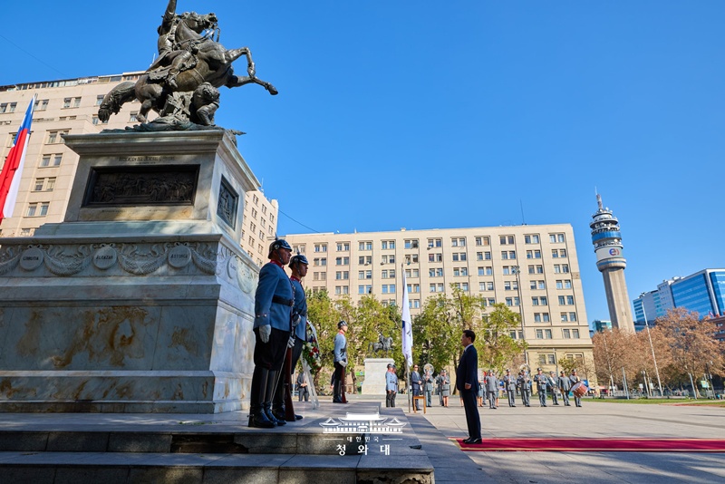 El presidente Lee Jae Myung guarda un minuto de silencio tras depositar una ofrenda floral ante la estatua del h&eacute;roe nacional chileno, Bernardo O'Higgins, el 30 de julio (hora local), en la Plaza O'Higgins de Santiago, en Chile. Con esta visita, el mandatario inici&oacute; oficialmente su agenda oficial en Chile.