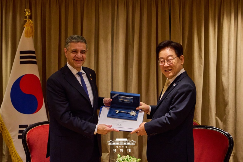 El presidente Lee Jae Myung (dcha.) sonr&iacute;e ampliamente tras recibir la Distinci&oacute;n de Hu&eacute;sped de Honor de manos del alcalde de Buenos Aires, Jorge Macri, durante su encuentro llevado a cabo el 1 de agosto (hora local) en Buenos Aires, Argentina. Ese mismo d&iacute;a, Macri tambi&eacute;n le entreg&oacute; la Llave de la Ciudad, expresando sus grandes expectativas respecto a la ampliaci&oacute;n del intercambio y la cooperaci&oacute;n con Corea.