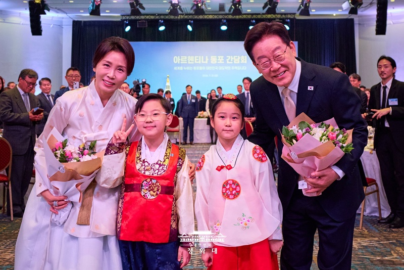 El presidente Lee Jae Myung (dcha.) y la primera dama Kim Hea Kyung se toman una fotograf&iacute;a de recuerdo junto a los ni&ntilde;os que les entregaron unos ramos de flores, durante un encuentro con la comunidad de coreanos residentes en Argentina, celebrado el 1 de agosto (hora local) en Buenos Aires. Al ingresar al sal&oacute;n del evento, la pareja salud&oacute; personalmente a cada uno de los asistentes, manteniendo un estrecho y c&aacute;lido di&aacute;logo con la comunidad coreana residente en el extranjero.