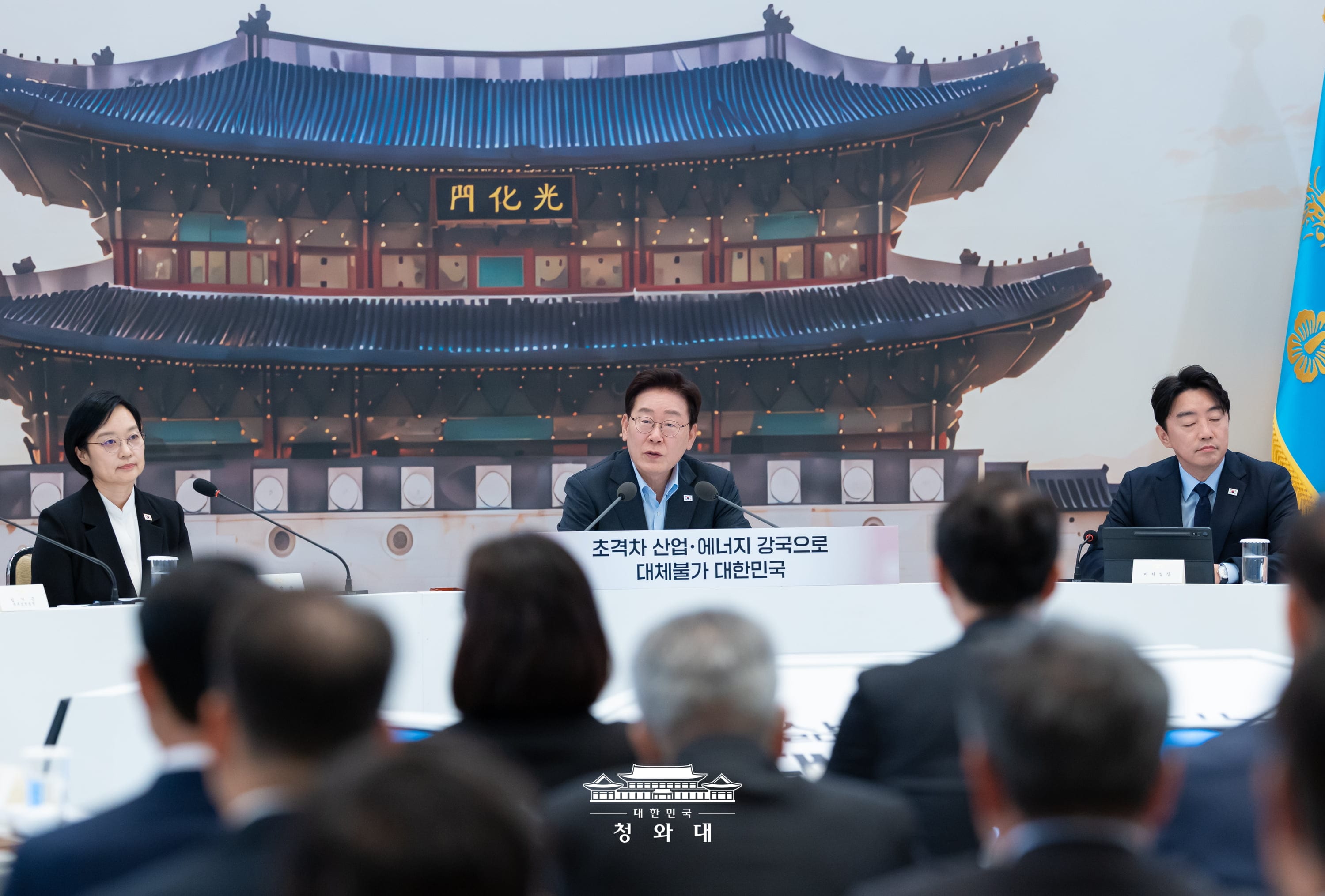 El presidente Lee Jae Myung (centro) habla durante una reunión informativa conjunta sobre políticas, celebrada el 4 de agosto en la oficina presidencial Cheong Wa Dae, en el distrito de Jongno-gu, Seúl.