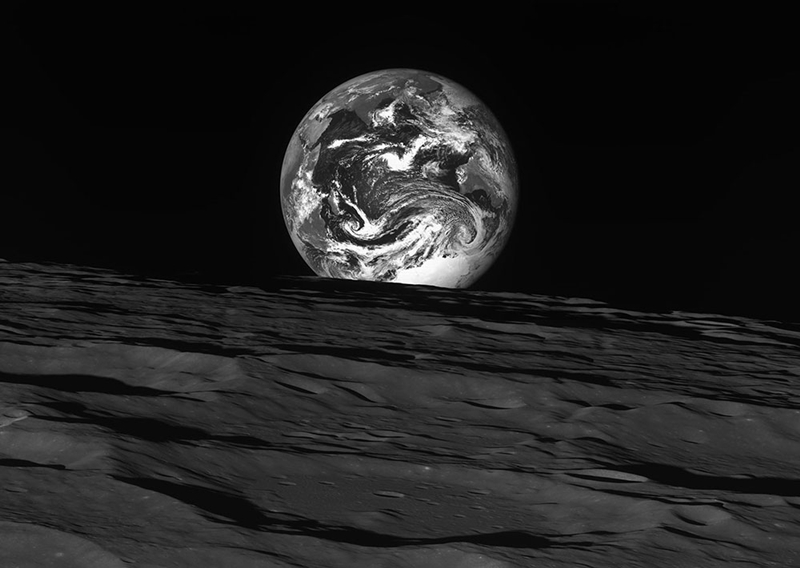La foto muestra la superficie lunar y la Tierra, tomada por Danuri, el primer orbitador lunar del país. | Instituto de Investigación Aeroespacial de Corea