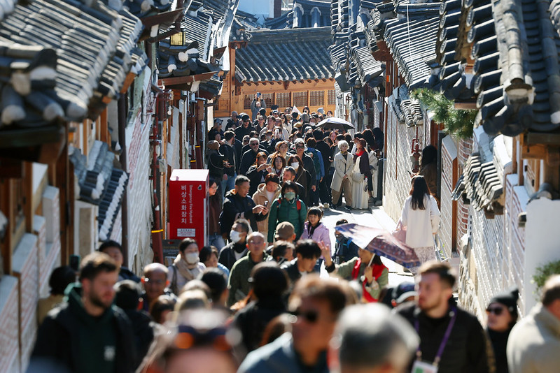 Una multitud de turistas extranjeros recorre, el 16 de marzo, la aldea de casas tradicionales de la aldea Bukchon, situada en el distrito de Jongno-gu, en Seúl. | Korea.net DB