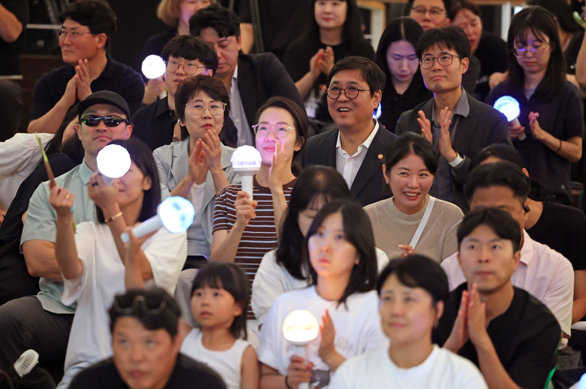 El ministro de Cultura, Deportes y Turismo, Chae Hwi-young (centro), asiste al Campamento Conjunto del Grupo de Artes del Sueño del Festival del Sueño de este año, celebrado el 6 de agosto en la Carpa Musical Alpensia, ubicada en el condado de Pyeongchang-gun, en la provincia de Gangwon-do. | Ministerio de Cultura, Deportes y Turismo