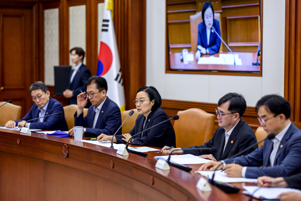 La primera ministra Han Seong-sook (centro) interviene durante la 12&ordf; Reuni&oacute;n de Coordinaci&oacute;n de Pol&iacute;ticas Nacionales, celebrada el 6 de agosto en el Complejo Gubernamental de Se&uacute;l, ubicado en el distrito de Jongno-gu. Durante el encuentro, se aprob&oacute; la 'Estrategia B&aacute;sica de IA M&eacute;dica' con el prop&oacute;sito de ampliar la cobertura de los servicios de salud en todo el territorio nacional.  | Oficina de Coordinaci&oacute;n de Pol&iacute;ticas Gubernamentales de la secretar&iacute;a del primer ministro