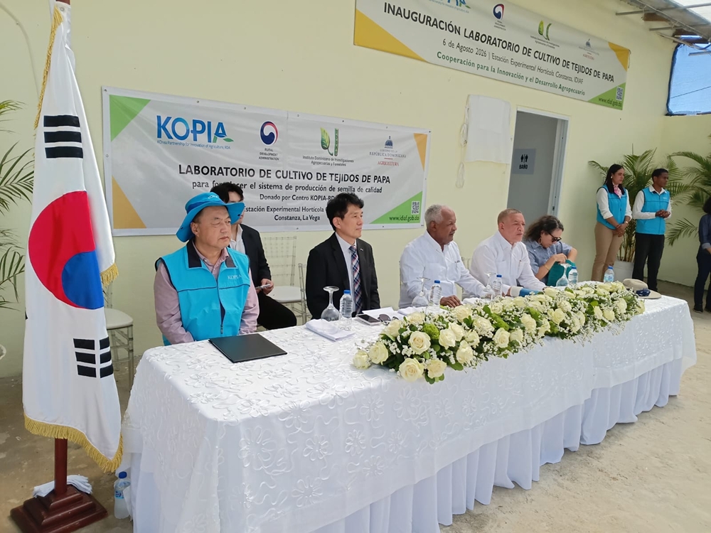 Los representantes de Corea y Rep&uacute;blica Dominicana asisten a la ceremonia de inauguraci&oacute;n del 'Laboratorio de cultivo de tejidos de papa', celebrada el 6 de agosto (hora local), en la Estaci&oacute;n Experimental de Horticultura del Instituto Dominicano de Investigaciones Agropecuarias y Forestales (IDIAF), ubicada en el municipio de Constanza, en la provincia de La Vega. | Administraci&oacute;n de Desarrollo Rural