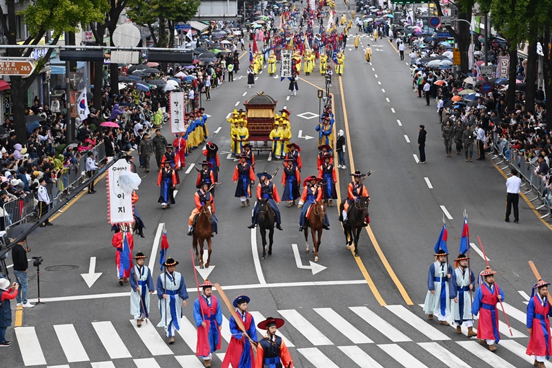 La foto muestra la recreaci&oacute;n de la procesi&oacute;n real del rey Jeongjo de 1795, celebrada en el marco del Festival Cultural Suwon Hwaseong. | Comit&eacute; Organizador del Festival Cultural Suwon Hwaseong