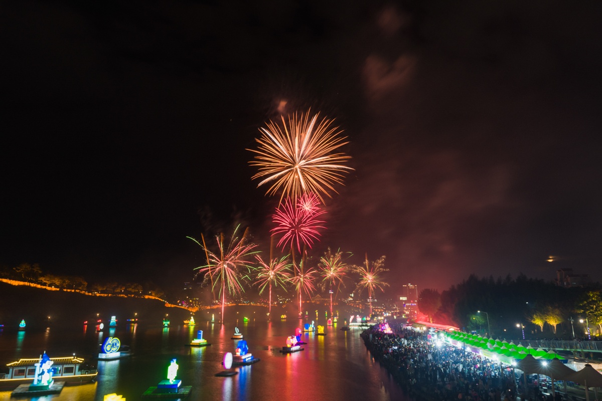 Panor&aacute;mica del Festival de Linternas de Jinju 2024, celebrado en el r&iacute;o Nan-gang y los alrededores del castillo de Jinju, en la provincia de Gyeongsangnam-do. | Festival de Linternas de Jinju