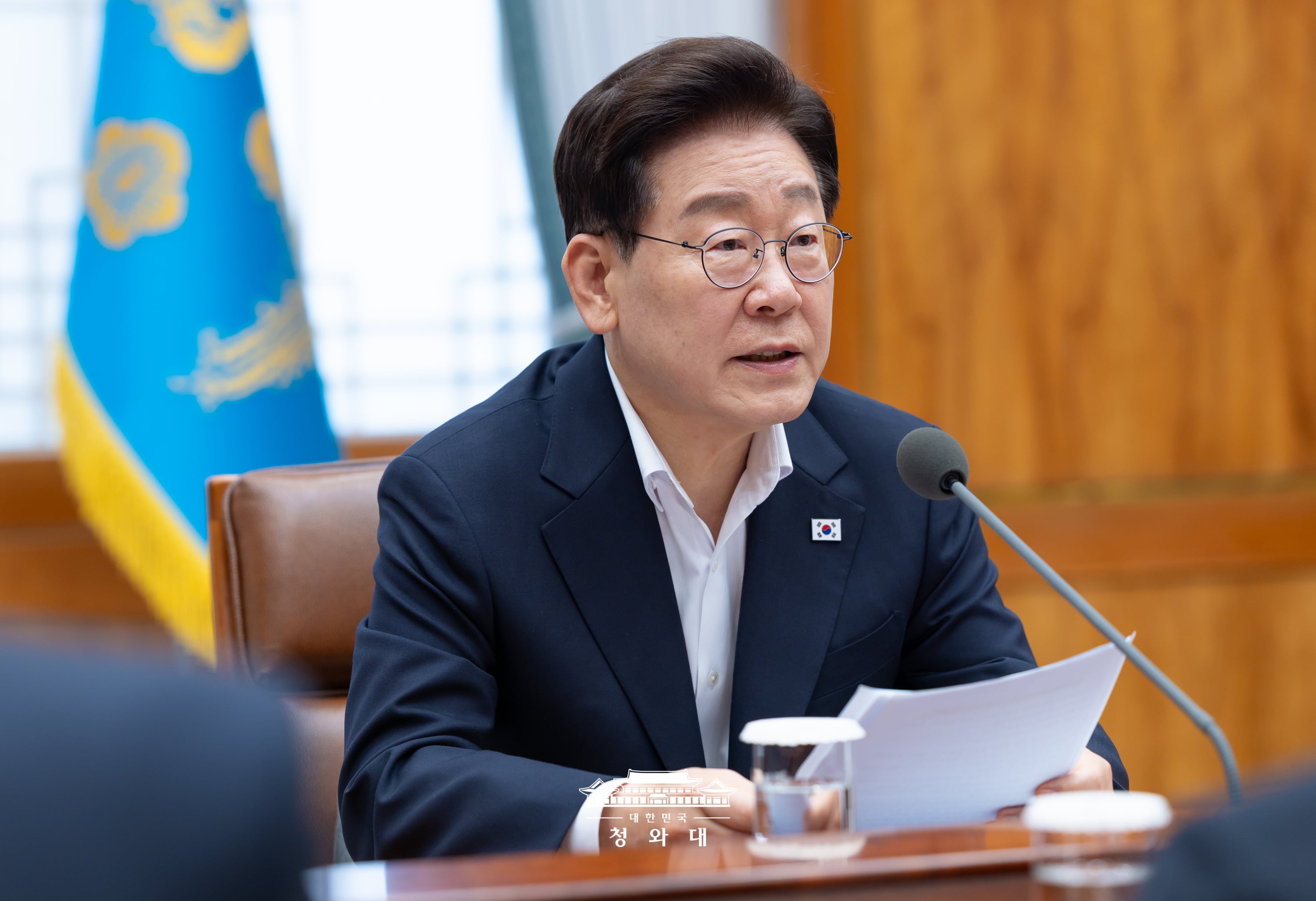 El presidente Lee Jae Myung interviene durante la segunda reunión de seguimiento conjunto entre los sectores público y privado sobre los tres megaproyectos que está liderando el Gobierno, celebrada el 10 de agosto en Cheong Wa Dae, en el distrito de Jongno-gu, Seúl. | Cheong Wa Dae