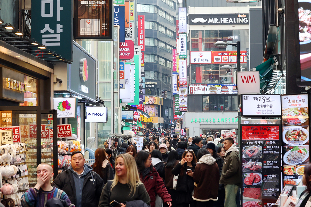La imagen muestra la calle de Myeong-dong, en el distrito de Jung-gu, en Se&uacute;l, repleta de visitantes extranjeros. | Korea.net DB