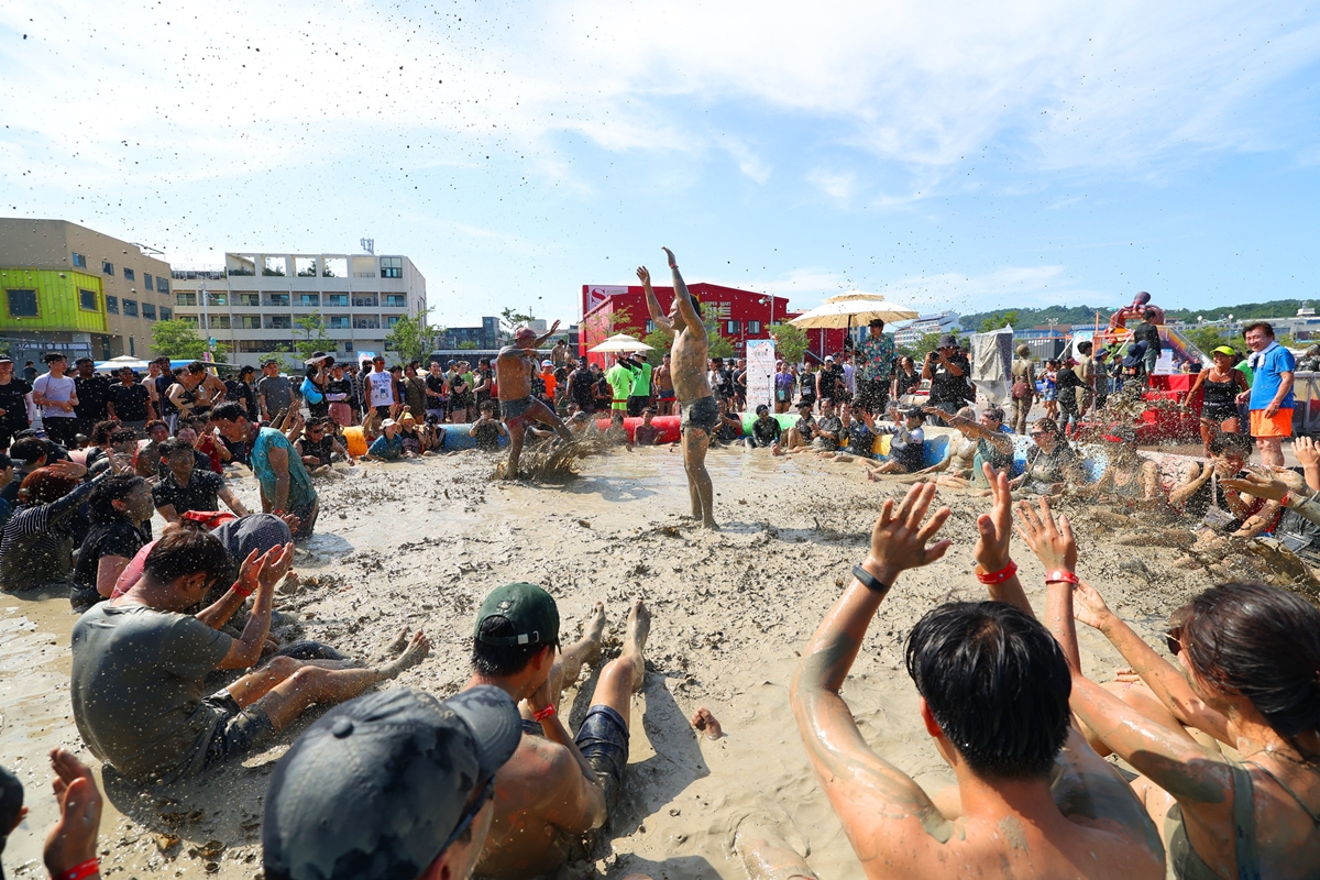 Dos hombres compiten en el recinto principal del festival, la Plaza de la Exposici&oacute;n del Barro, durante el Festival del Barro de Boryeong, que tuvo lugar del 25 de julio al 10 de agosto de 2025. | Lee Jeong Woo, Koreanet DB