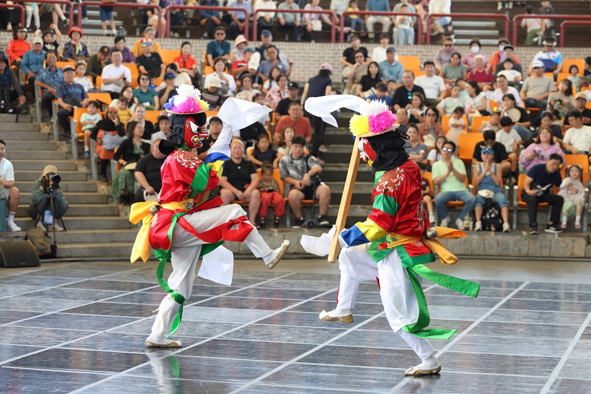 La foto muestra al p&uacute;blico observando una de las danzas tradicionales realizadas en el marco del Festival Internacional de Danza de M&aacute;scaras de Andong, que tuvo lugar del 26 de septiembre al 5 de octubre de 2025, en la ciudad de Andong, en la provincia de Gyeongsangbuk-do. | Sitio web oficial del Festival de Danza de M&aacute;scaras de Andong