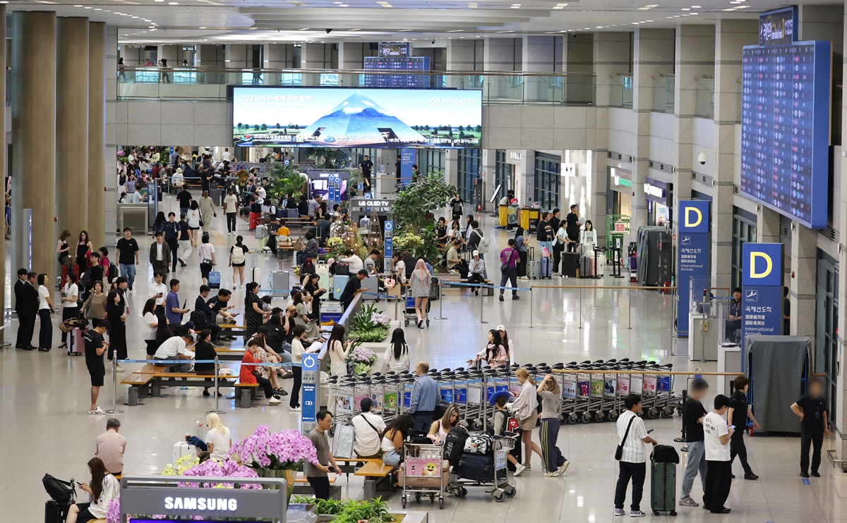 Pasajeros nacionales y extranjeros transitan por la Terminal 1 del Aeropuerto Internacional de Incheon el 8 de julio. | Agencia de Noticias Y