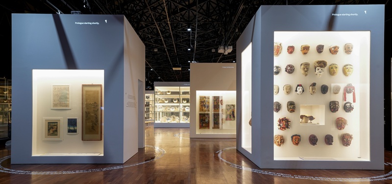 Vista general de las seis imponentes torres de almacenamiento, diseñadas para que los visitantes recorran el espacio y aprecien las piezas de cerca. | Museo Nacional del Folclore de Corea