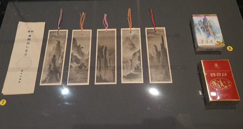 La foto muestra el set de 5 marcapáginas del monte Geumgangsan de Joseon, fabricado como souvenir durante el periodo colonial japonés. | Uyen Nguyen