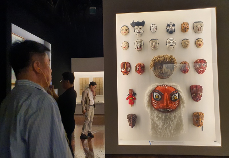 Unos visitantes observan las máscaras de Bongsan exhibidas en el Museo Nacional del Folclore de Corea. | Uyen Nguyen