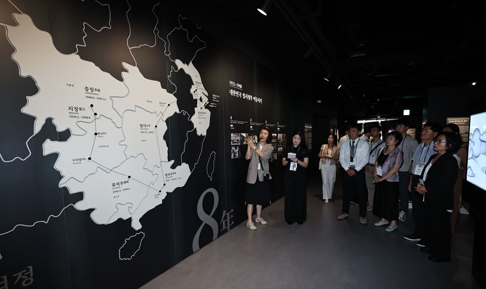 Descendientes de patriotas de la independencia que residen en el extranjero, invitados a Corea por el Ministerio de Asuntos de Patriotas y Veteranos, recorren el 11 de agosto las salas de exhibición del Museo Conmemorativo del Gobierno Provisional de la República de Corea, ubicado en el distrito de Seodaemun-gu, en Seúl. | Agencia de Noticias Yonhap