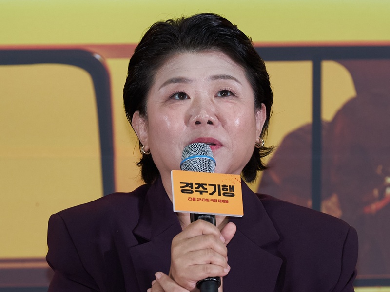 La actriz coreana Lee Jung-eun, quien interpreta a Ok-sil en 'The Journey to Gyeongju', habla sobre su papel durante la rueda de prensa celebrada el 13 de agosto en el complejo Lotte Cinema World Tower, en el distrito de Songpa-gu, en Se&uacute;l.