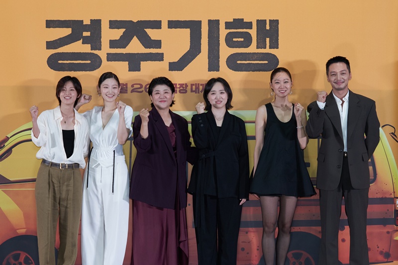 La directora coreana Kim Mi-jo (tercera desde la derecha) y el elenco de la pel&iacute;cula coreana 'The Journey to Gyeongju' se toman una foto conmemorativa, durante la rueda de prensa celebrada el 13 de agosto en el complejo Lotte Cinema World Tower, en el distrito de Songpa-gu, en Se&uacute;l.