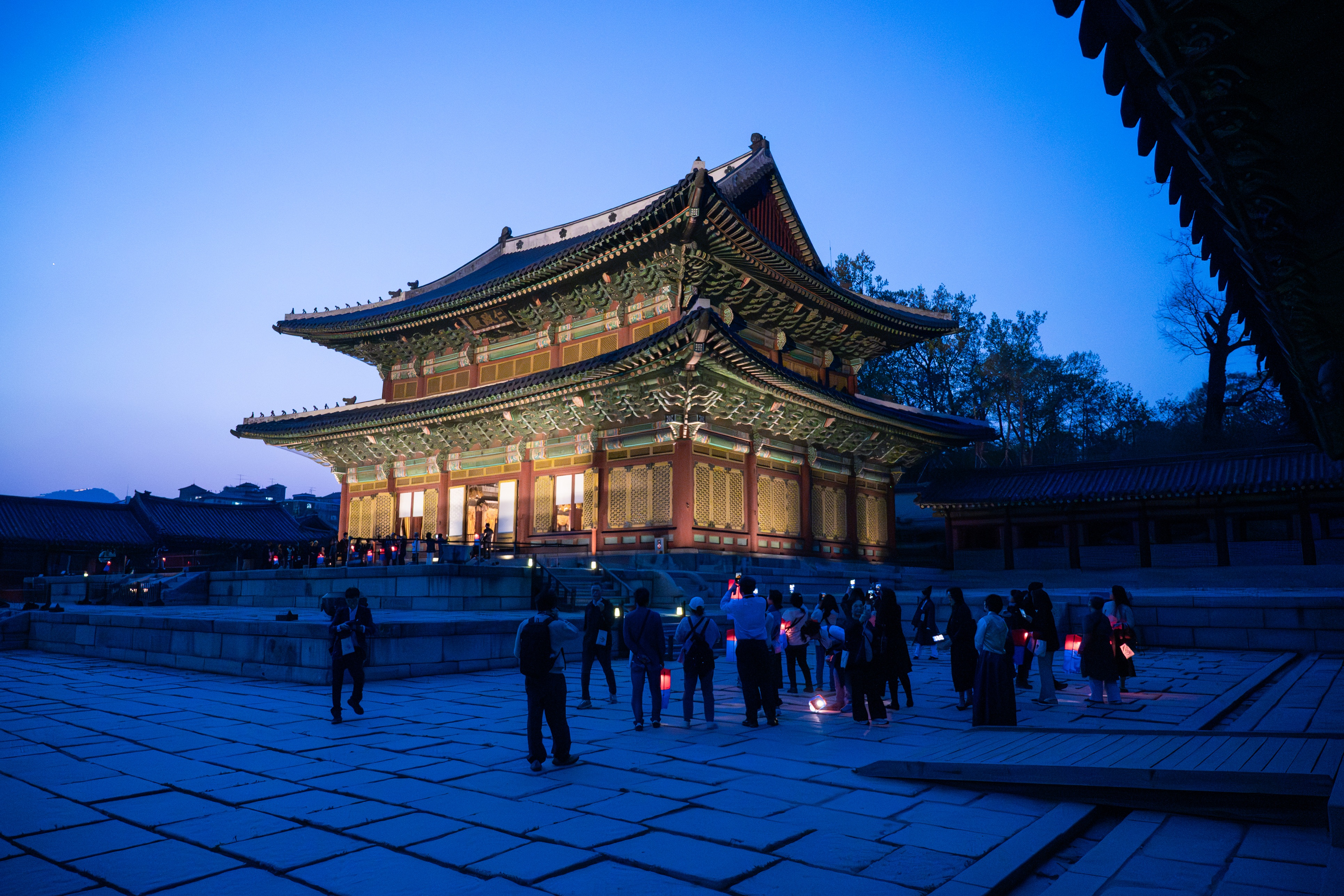 Los visitantes recorren el palacio Changdeokgung, durante el 'Paseo bajo la luz de la luna en Changdeokgung' celebrado en el primer semestre del 2026. | Servicio de Patrimonio de Corea 