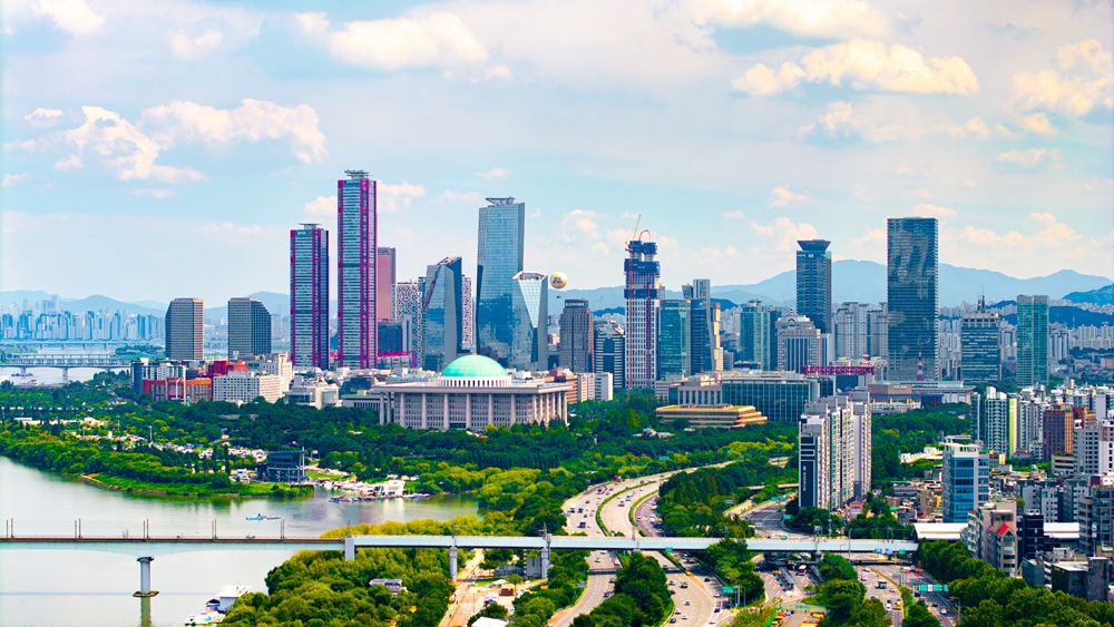 La foto muestra una vista panor&aacute;mica del barrio Yeouido-dong, en el distrito de Yeongdeungpo-gu, Se&uacute;l, donde se concentran importantes instituciones financieras de Corea. | Organizaci&oacute;n de Turismo de Se&uacute;l