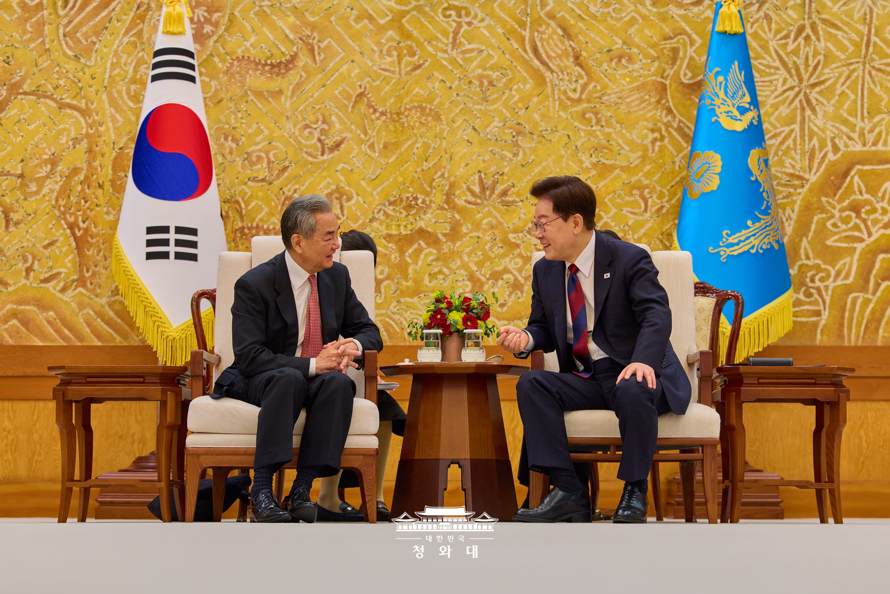 El presidente Lee Jae Myung y el ministro de Asuntos Exteriores de China, Wang Yi, discuten sobre el desarrollo de las relaciones bilaterales y los asuntos de la península coreana, durante una reunión celebrada el 20 de agosto en la oficina presidencial Cheong Wa Dae, en el distrito de Jongno-gu, en Seúl. | Cheong Wa Dae