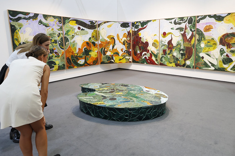 Dos extranjeras observan una de las obras exhibidas durante la Feria Internacional de Arte de Corea (KIAF, por sus siglas en inglés) y Frieze Seoul, el 3 de septiembre del 2025, en el Centro de Convenciones y Exhibiciones (COEX), en el distrito de Gangnam-gu, en Seúl. | Base de datos de Korea.net