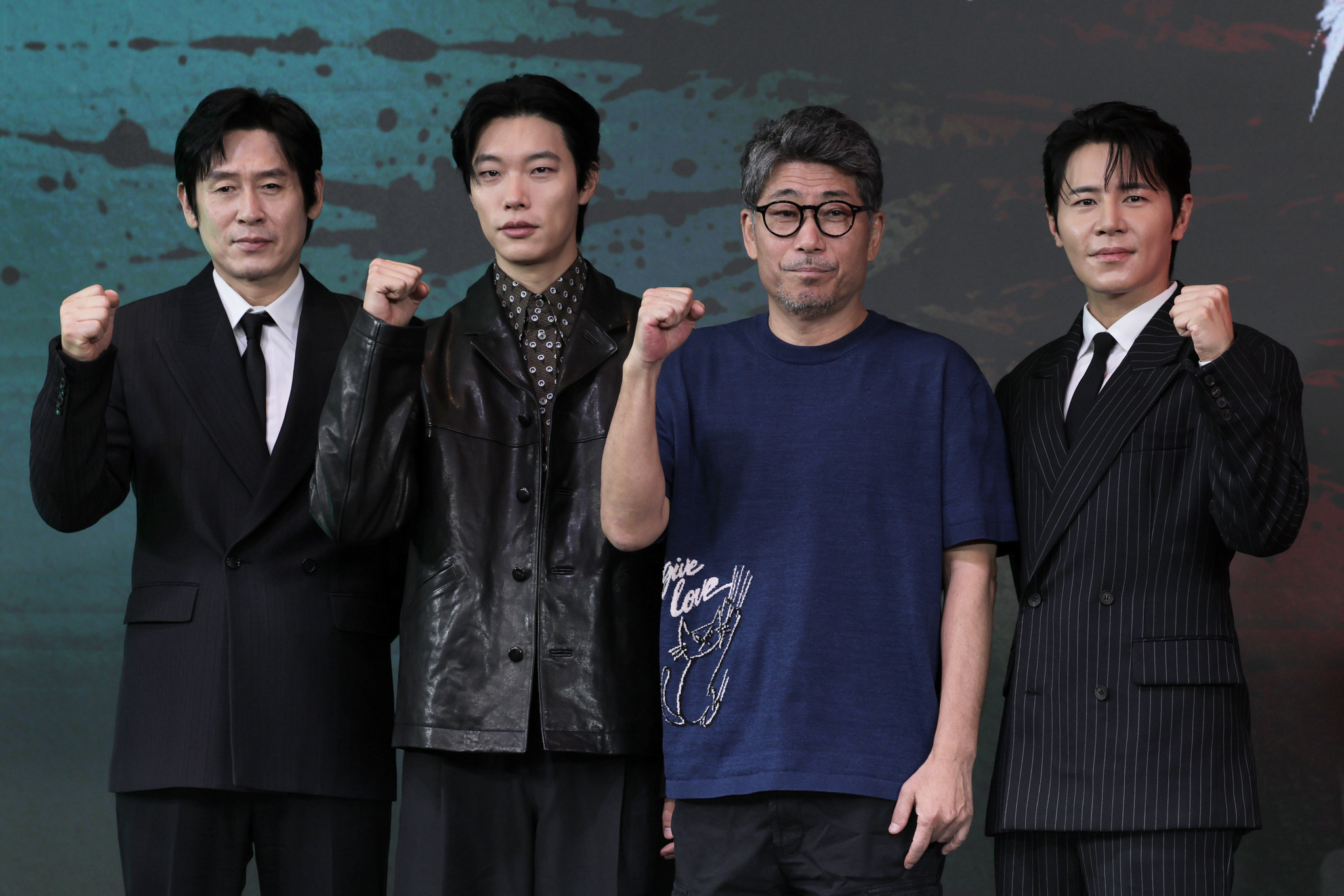 El director coreano Kim Hong-sun y el elenco de la serie coreana de Netflix 'Ratonera' (Mousetrap) posan para una foto grupal, durante la conferencia de prensa de la serie,  celebrada el 20 de agosto en el Hotel Naru Seoul MGallery, en el distrito de Mapo-gu, en Seúl. De izquierda a derecha: el actor Seol Kyung-gu, el actor Ryu Jun-yeol, el director Kim Hong-sun y el actor Lee Kyu-hyung. | Park Daejin