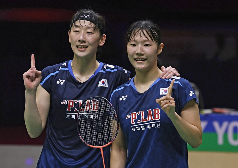 La atletas coreanas Lee So-hee (izquierda) y Baek Ha-na se toman una foto tras ganar la final de dobles femenino del Campeonato Mundial de la Federación Mundial de Bádminton (BWF, según sus siglas en inglés), celebrada el 23 de agosto (hora local) en Nueva Delhi, en la India.