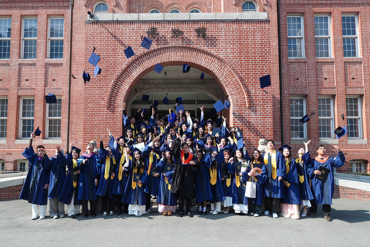 Los estudiantes extranjeros se toman una foto conmemorativa durante la ceremonia de despedida de graduación del primer semestre del año académico, celebrada el 26 de febrero de 2025, en el campus de Bumin de la Universidad Dong-A, en el distrito de Seo-gu, en la ciudad de Busan. | Universidad Dong-A
