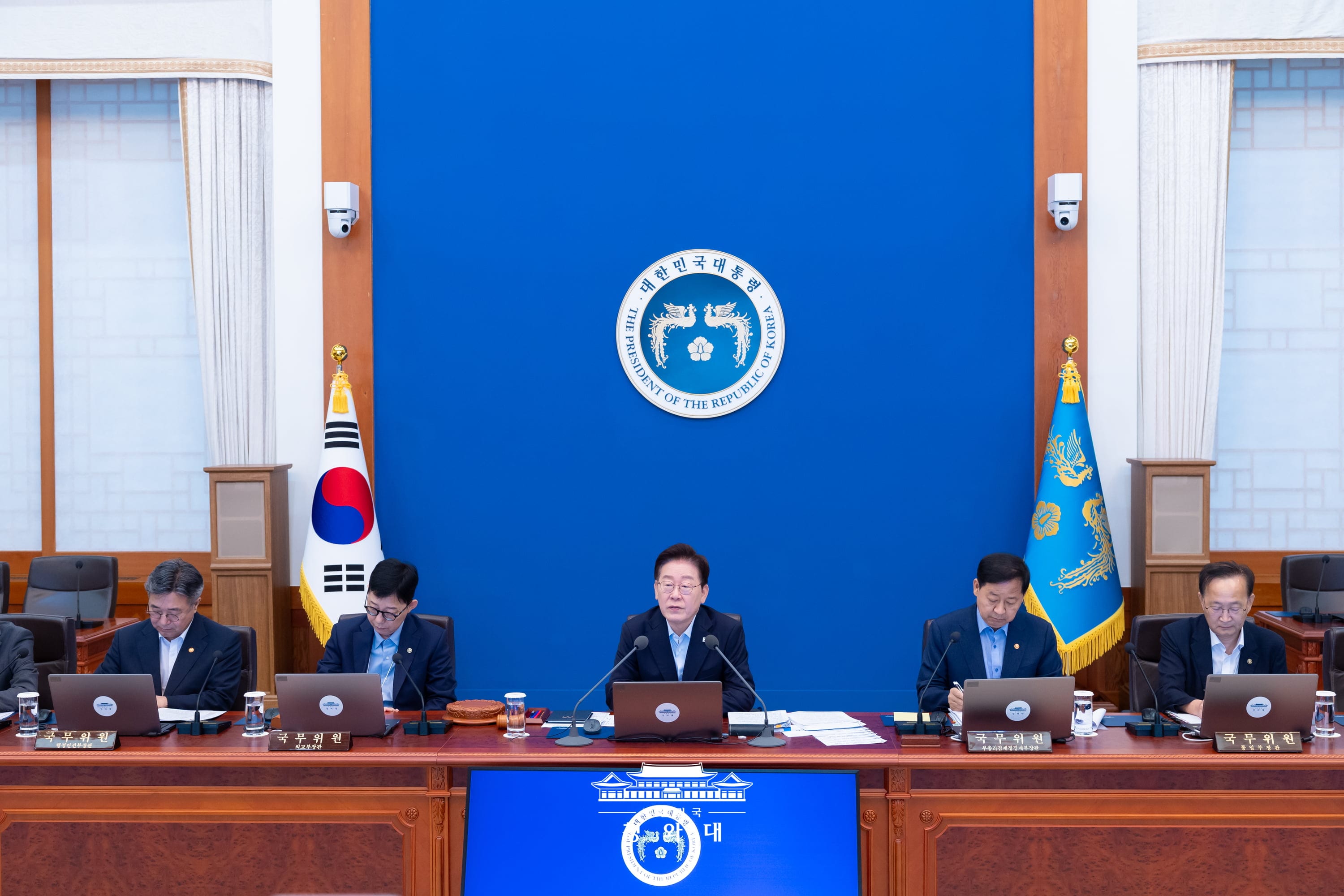 El presidente Lee Jae Myung (centro) interviene en la reunión del Consejo de Ministros, celebrada el 25 de agosto, en la oficina presidencial Cheong Wa Dae, en el distrito de Jongno-gu, en Seúl. | Cheong Wa Dae