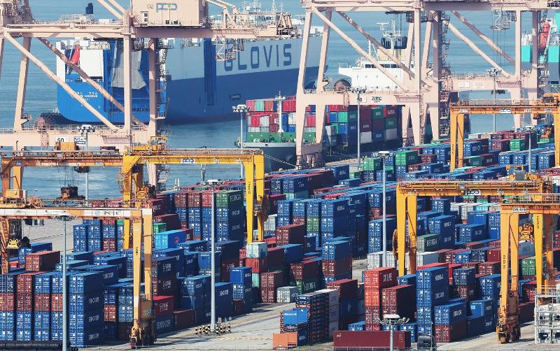 La foto muestra los contenedores apilados en el puerto de Pyeongtaek, en la ciudad hom&oacute;nima de la provincia de Gyeonggi-do. | Agencia de Noticias Yonhap