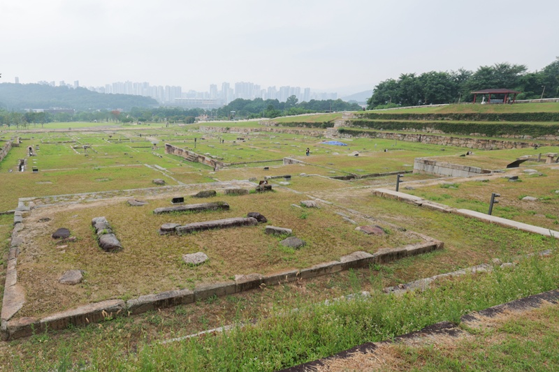Vista panorámica del Sitio Arqueológico del Templo Hoeamsa en la ciudad de Yangju, en la provincia de Gyeonggi-do. El área de patrimonio cultural abarca 33.391 metros cuadrados, mientras que la zona de amortiguamiento y protección —que alberga estupas y monumentos conmemorativos dedicados a eminentes monjes budistas— se extiende sobre una superficie de 323.117 metros cuadrados.