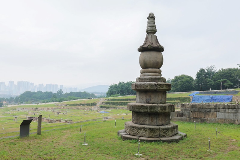 La foto muestra la Estupa de reliquias budistas del Sitio Arqueológico del Templo Hoeamsa de Yangju. Esta pieza ha sido reconocida como Tesoro Nacional No. 2130.