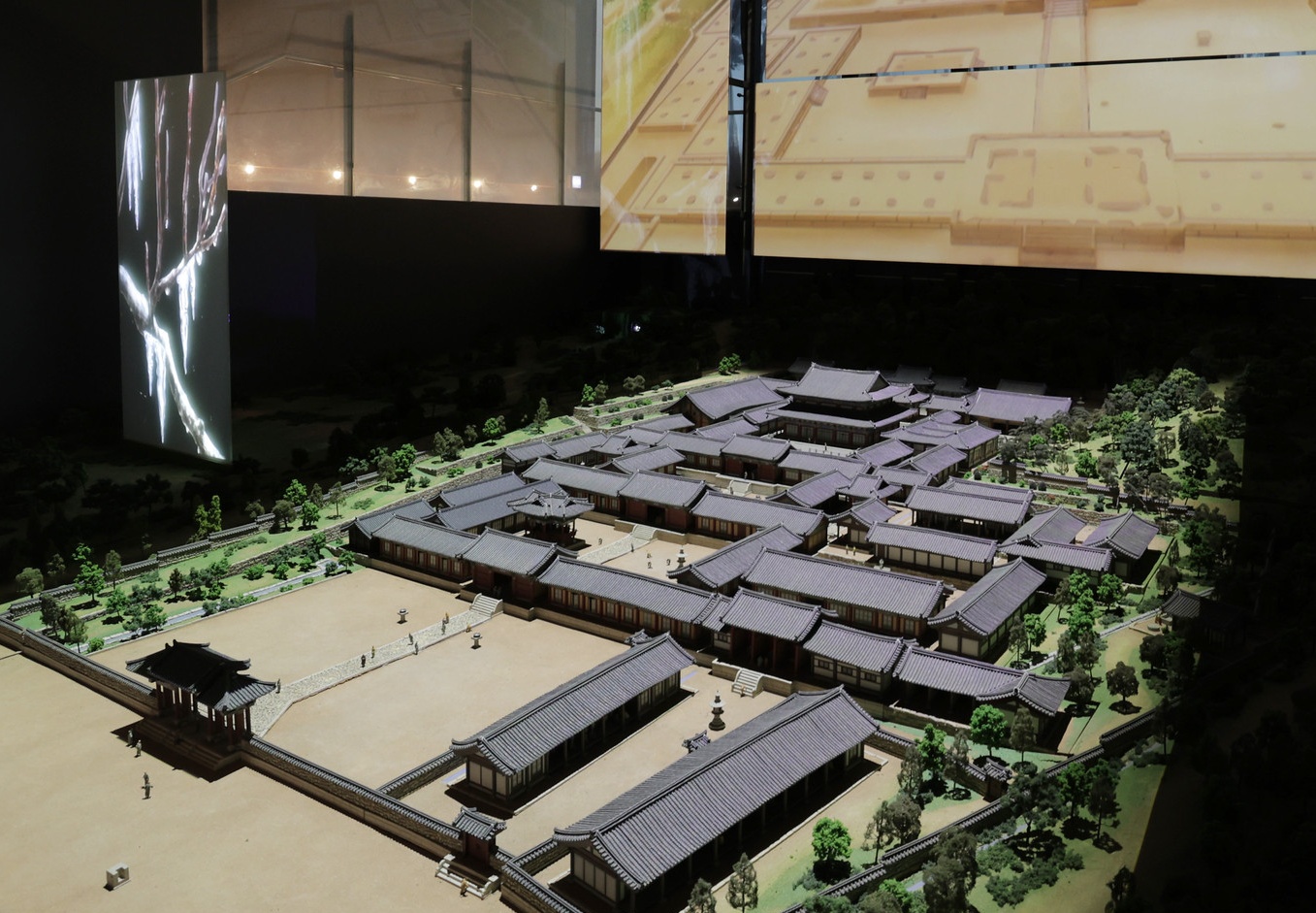 Maqueta a escala del templo Hoeamsa exhibida en el Museo del Sitio Arqueológico de Hoeamsa de Yangju. La recreación ilustra la imponente grandeza del recinto en su época de esplendor, con dependencias religiosas, espacios monásticos y amplias áreas residenciales distribuidas simétricamente sobre un eje norte-sur siguiendo un trazado de estilo palaciego.