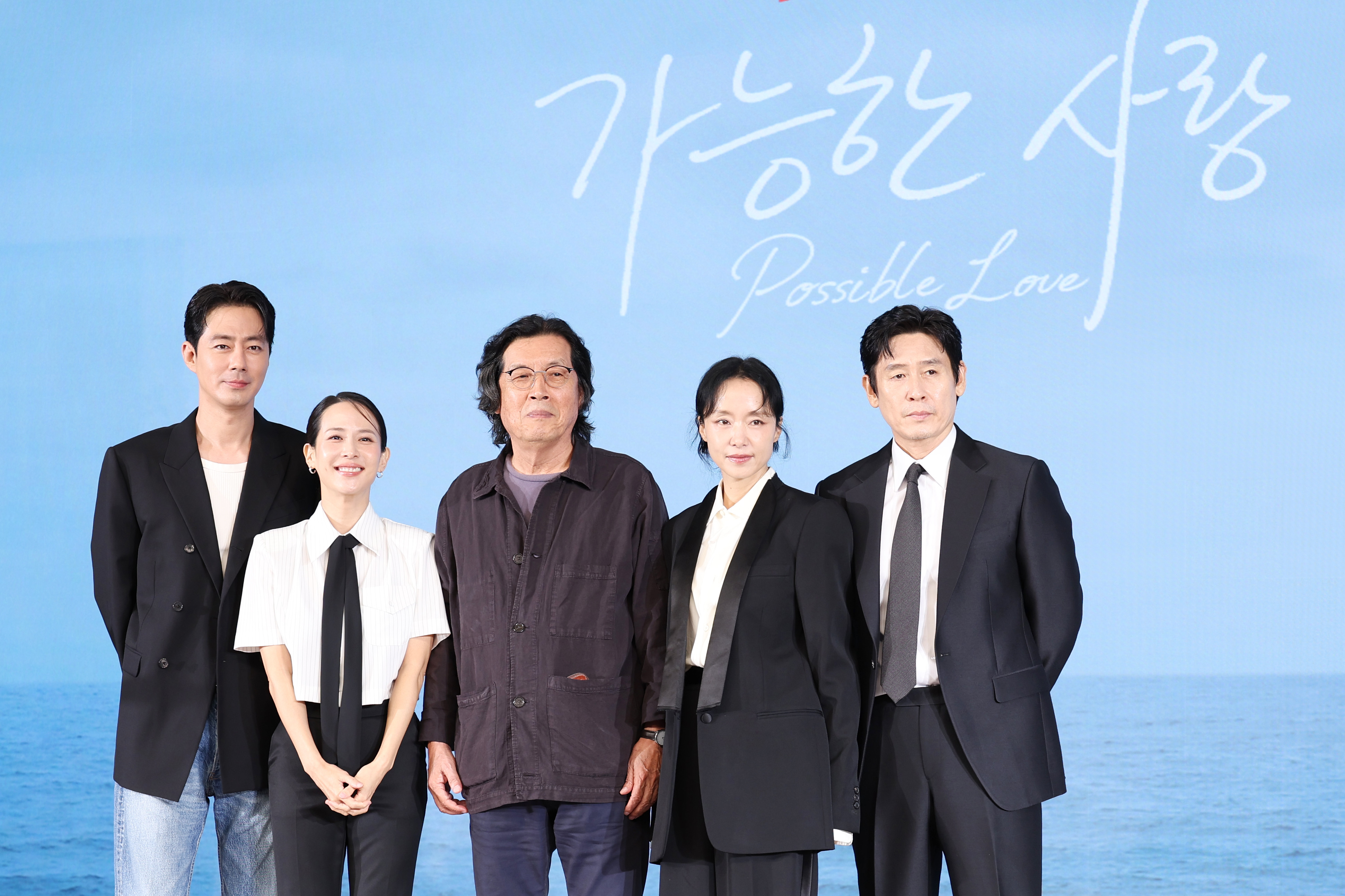 El director coreano Lee Chang-dong y el elenco de 'Un amor posible' posan para una foto, durante la rueda de prensa celebrada el 25 de agosto en el Hotel Naru Seoul M Gallery, en el distrito de Mapo-gu, en Seúl. De izquierda a derecha: los actores Zo In-sung y Cho Yeo-jeong, el director Lee Chang-dong, y los actores Jeon Do-yeon y Sul Kyung-gu. | Park Daejin