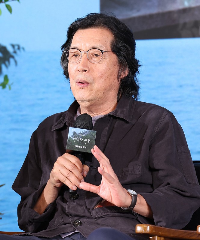 El director coreano Lee Chang-dong contesta a las preguntas de los medios, durante la rueda de prensa de su largometraje 'Un amor posible', celebrada el 25 de agosto en el Hotel Naru Seoul M Gallery, en Seúl. | Par Daejin