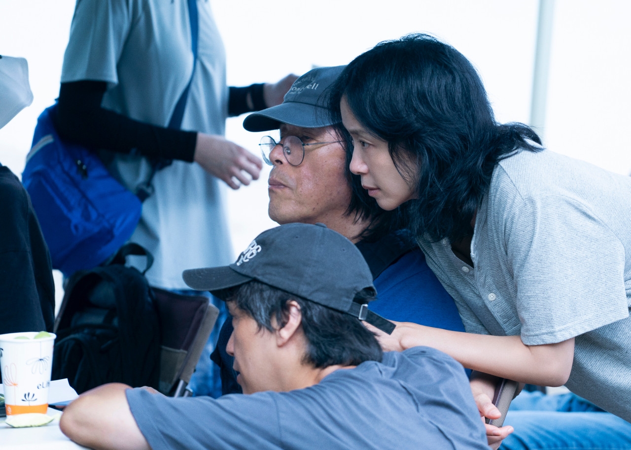 La foto muestra al director coreano Lee Chang-dong en el detrás de cámaras de 'Un amor posible'. | Netflix