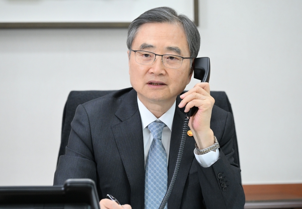 El ministro de Asuntos Exteriores de Corea, Cho Hyun sostiene el 27 de agosto una llamada telefónica con su homólogo nepalí, Shishir Khanal, para abordar los daños causados por las graves inundaciones en Nepal. | Ministerio de Asuntos Exteriores de Corea