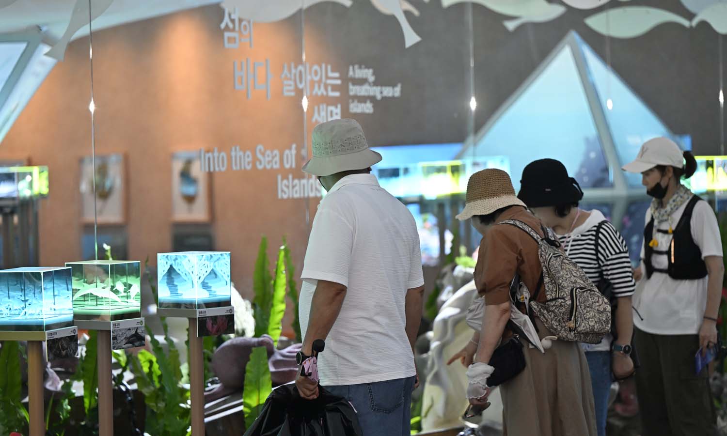 Los visitantes recorren el pabellón temático del recinto principal de la Exposición Mundial de las Islas en Corea, el 29 de agosto. | Comité Organizador de la Exposición Mundial de las Islas en Corea 