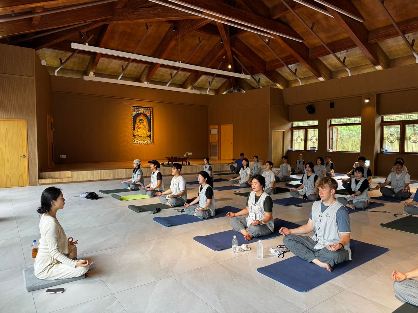 Los participantes meditan en el templo Naksansa, en el condado de Yangyang-gun, en la provincia de Gangwon-do. | CCKB