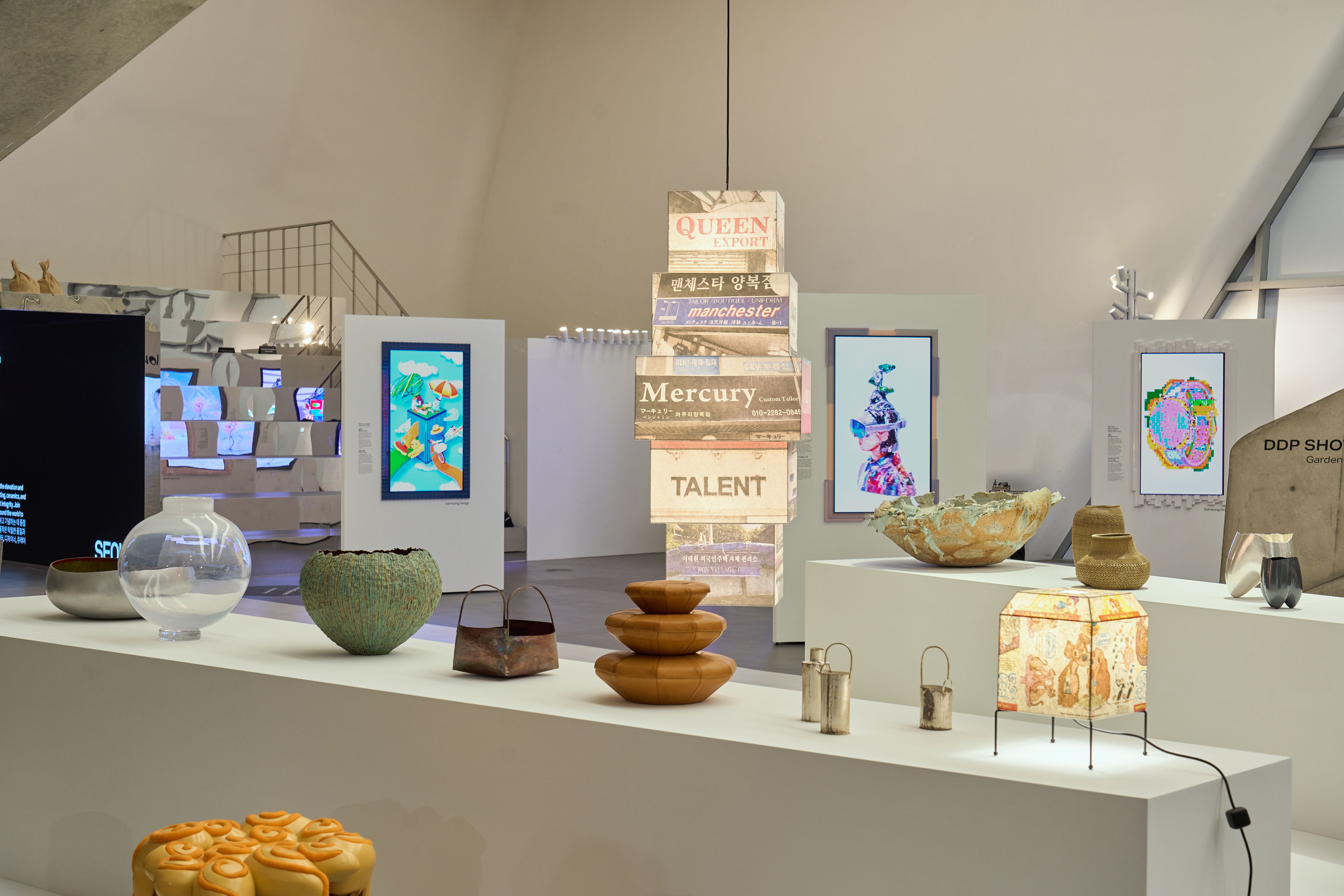 La foto muestra un estand de la feria 'Design Miami Seoul 2026', llevada a cabo en la Plaza del Diseño de Dongdaemun (DDP, por su acronimo en ingles), en el distrito capitalino de Jung-gu. | Fundación de Diseño de Seúl