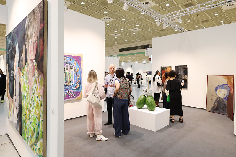 Los visitantes observan las obras expuestas en Frieze Seúl, el 3 de septiembre, en el Centro de Convenciones y Exhibiciones (COEX, por sus siglas en inglés) del distrito de Gangnam-gu, en Seúl. | Korea.net DB