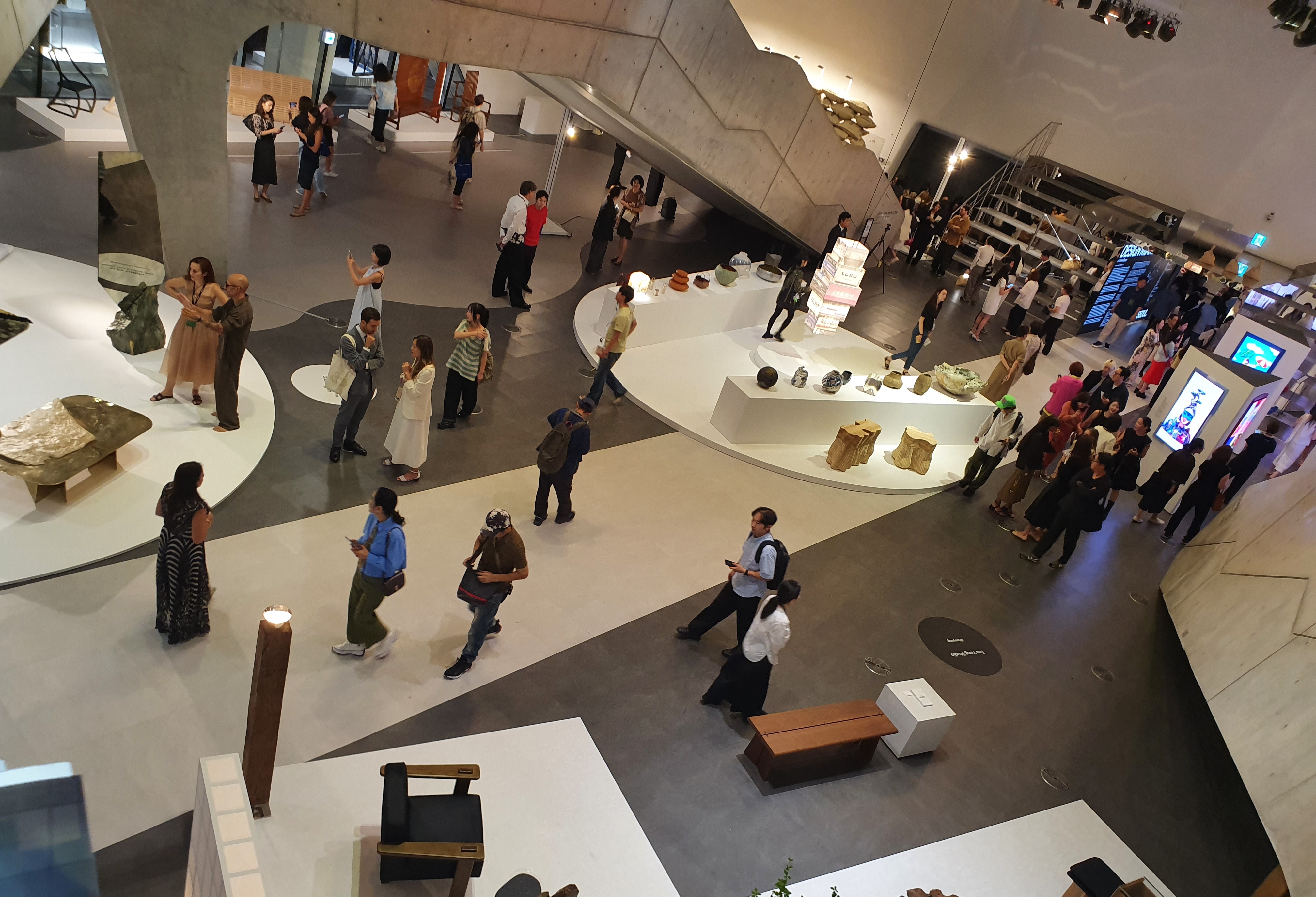 Los visitantes observan las obras expuestas eria 'Design Miami Seoul 2026', llevada a cabo en la Plaza del Diseño de Dongdaemun (DDP, por su acronimo en ingles), en el distrito de Jung-gu, en Seúl. | Uyen Nguyen